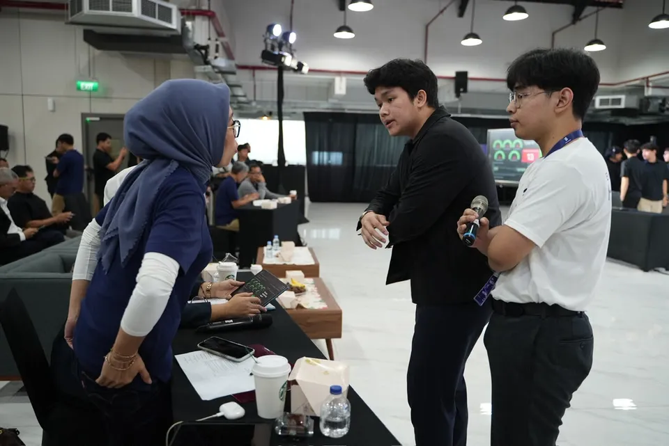 Presenting the team's work at the Ericsson hackathon
